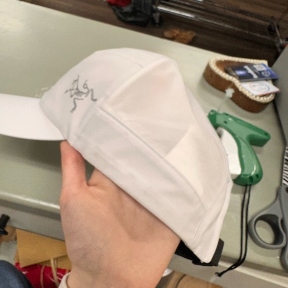 Arc’teryx Calvus Cap white mesh mountain training water resistant size L/XL hat main image 5